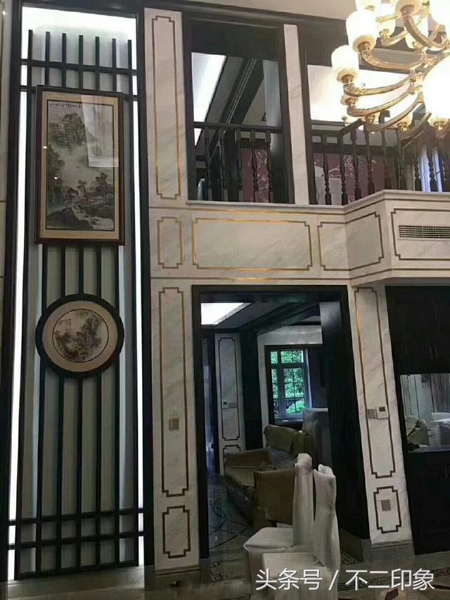 花了102W全包裝修的豪華別墅，大理石做的客廳電視墻特別喜歡，忍不住曬一曬！