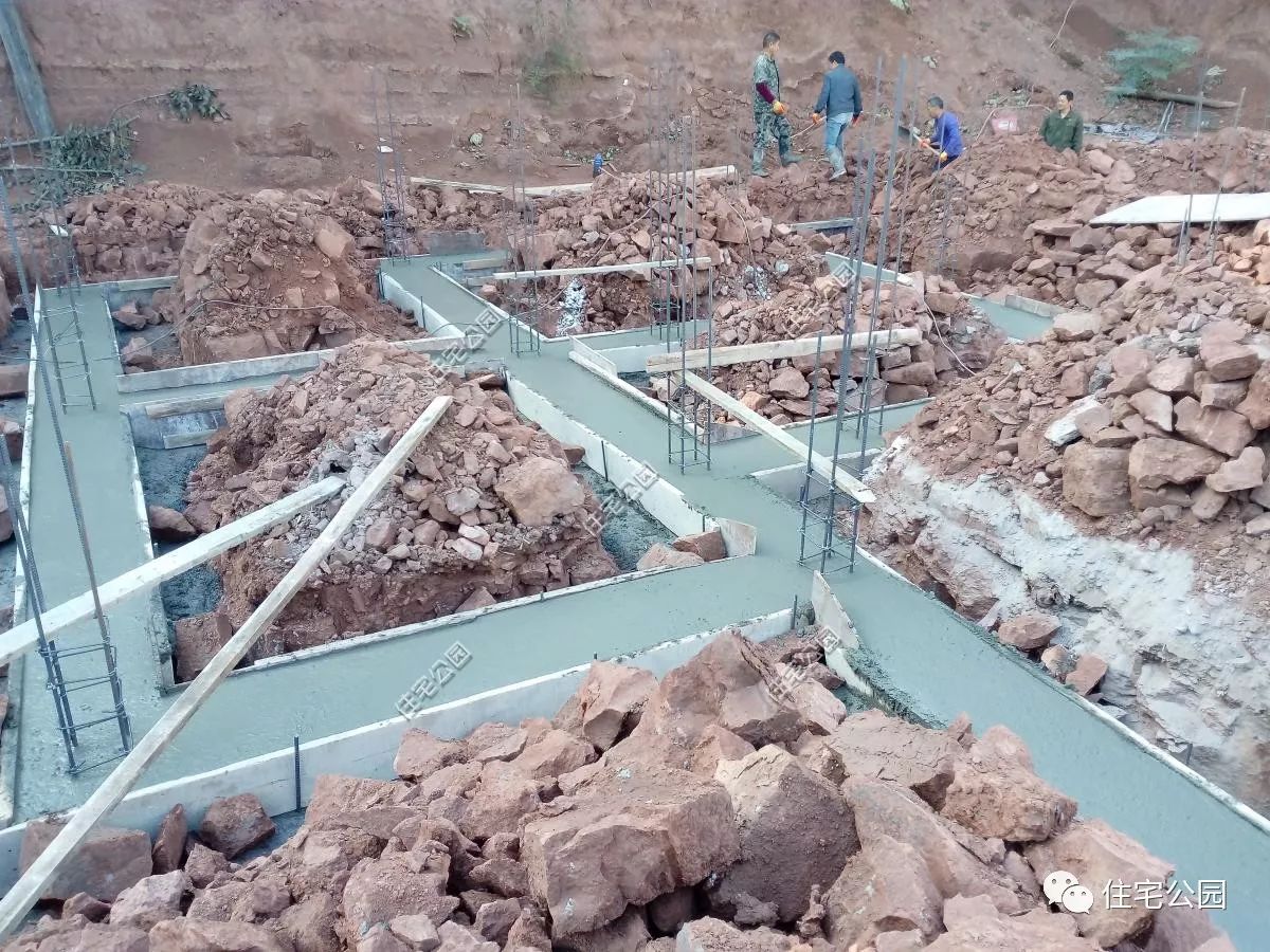 最走心的包工頭，力勸房主把筏基改成條基，省了一半的基礎錢！