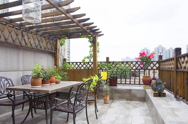 200平美式風格裝修，特別喜歡家里的后花園，可以享受花開的好時光。