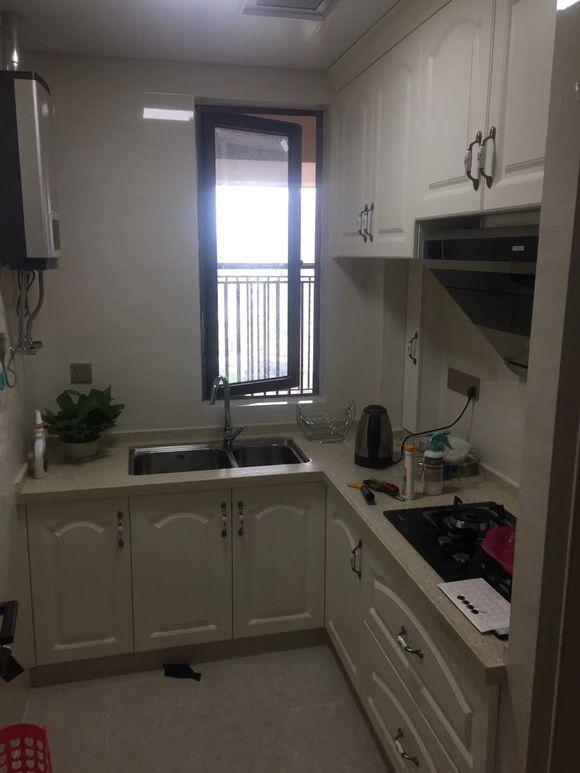 90平用10萬裝修完，一進門驚艷到我了，尤其是客廳的燈最亮眼。