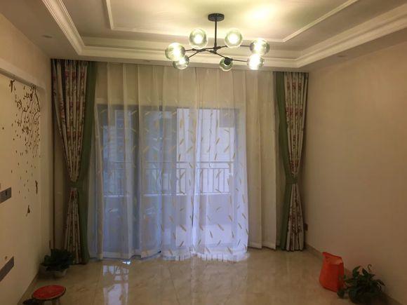 90平用10萬裝修完，一進門驚艷到我了，尤其是客廳的燈最亮眼。