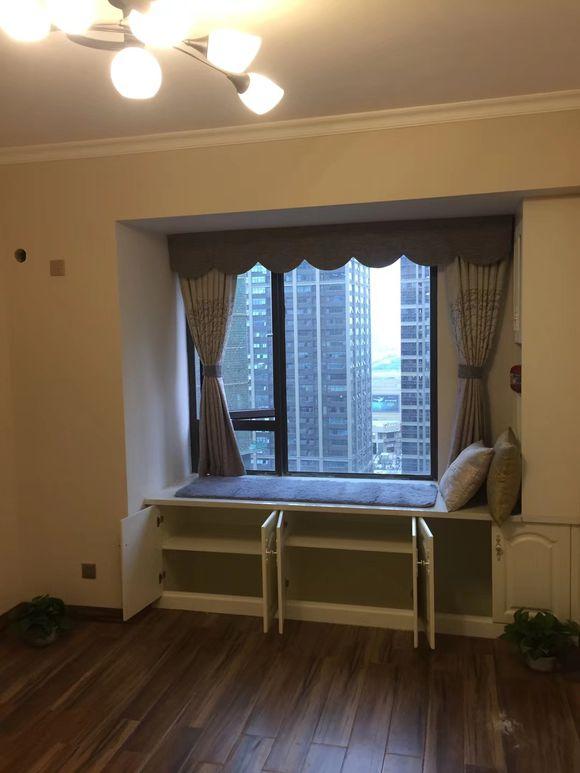 90平用10萬裝修完，一進門驚艷到我了，尤其是客廳的燈最亮眼。