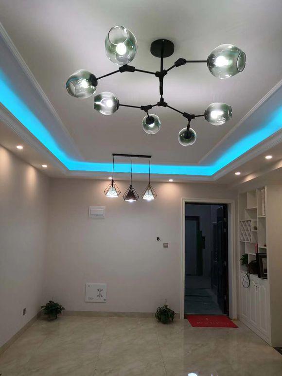 90平用10萬裝修完，一進門驚艷到我了，尤其是客廳的燈最亮眼。