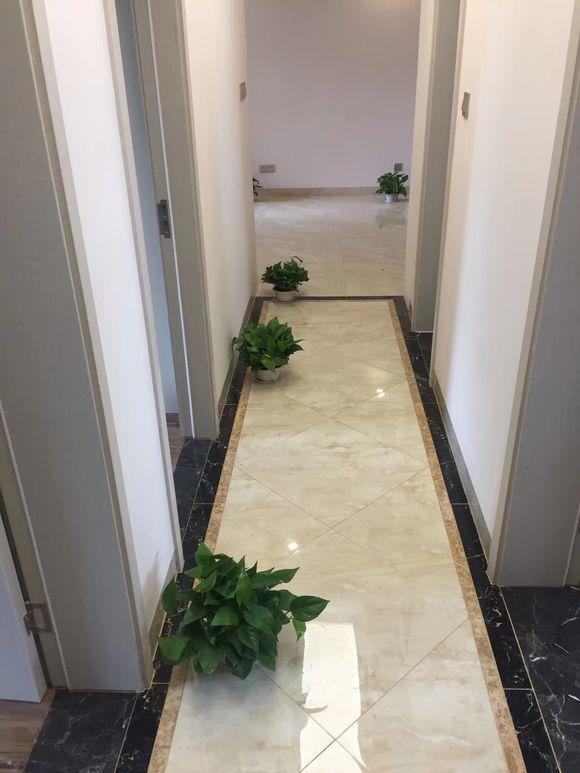 90平用10萬裝修完，一進門驚艷到我了，尤其是客廳的燈最亮眼。