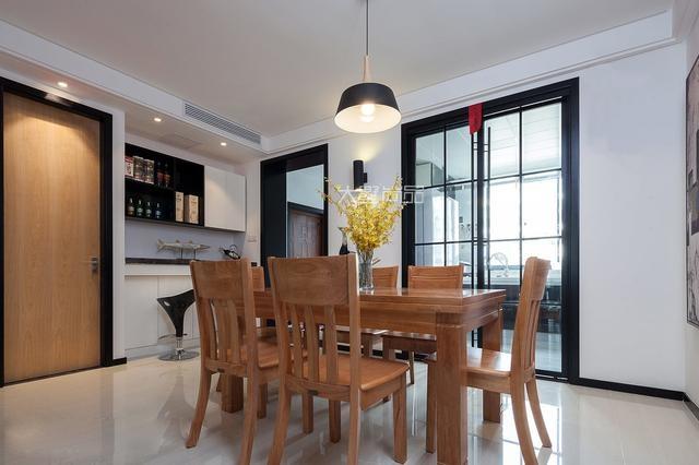 140平用15萬裝修，色彩搭配簡潔明亮，我覺得一點也不虧。