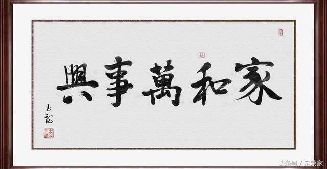 帶車庫雙層實用別墅戶型圖，造型莊重但又不失活潑，整體給人以大氣之感