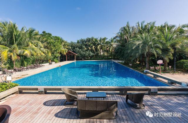 看多了形形色色的歐式住宅，換個樸素簡約帶內院泳池和書房的現代別墅戶型圖看一看