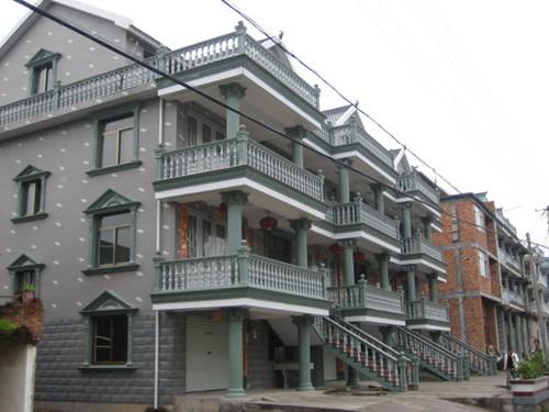 農村自建房萬萬不要貼外墻瓷磚了，聰明人新建的別墅都是直接貼水泥來裝飾，用50年沒問題