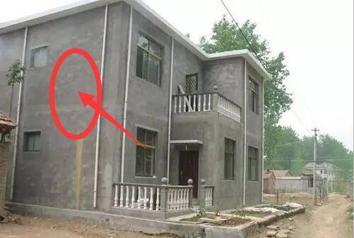 農村自建房萬萬不要貼外墻瓷磚了，聰明人新建的別墅都是直接貼水泥來裝飾，用50年沒問題