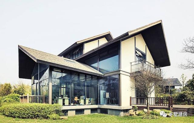 這款別墅設(shè)計圖花30萬就能建，帶水池，有花草綠植