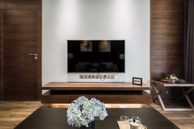 一套98平米兩室兩廳格局，整體色調搭配沉穩、雅致，木地板上墻很有范兒！