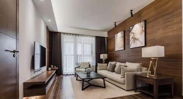 一套98平米兩室兩廳格局，整體色調搭配沉穩、雅致，木地板上墻很有范兒！