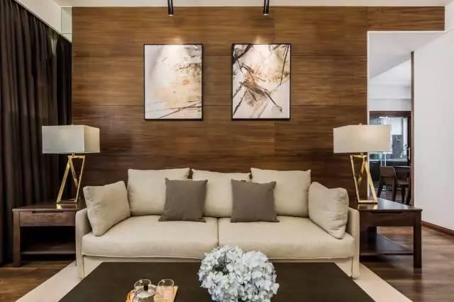 一套98平米兩室兩廳格局，整體色調搭配沉穩、雅致，木地板上墻很有范兒！