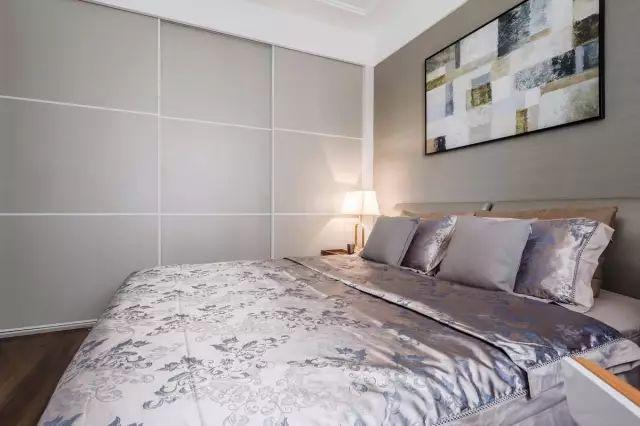 一套98平米兩室兩廳格局，整體色調搭配沉穩、雅致，木地板上墻很有范兒！