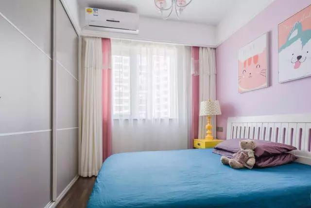 一套98平米兩室兩廳格局，整體色調搭配沉穩、雅致，木地板上墻很有范兒！