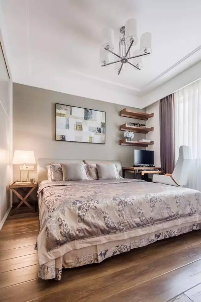 一套98平米兩室兩廳格局，整體色調搭配沉穩、雅致，木地板上墻很有范兒！