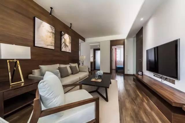 一套98平米兩室兩廳格局，整體色調搭配沉穩、雅致，木地板上墻很有范兒！