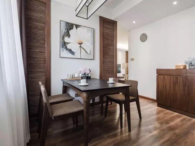 一套98平米兩室兩廳格局，整體色調搭配沉穩、雅致，木地板上墻很有范兒！