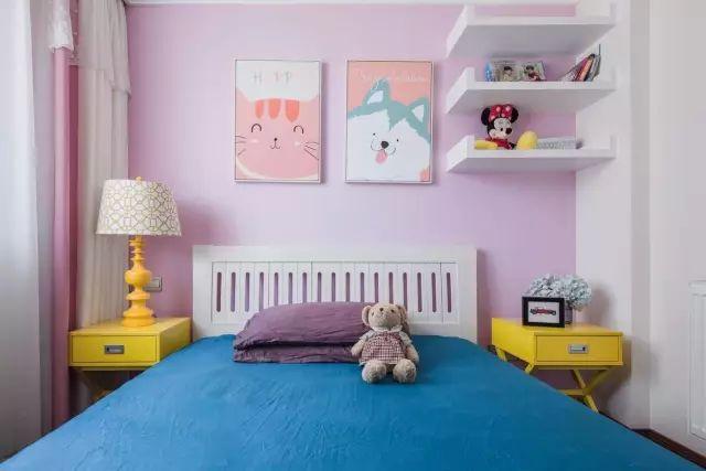 一套98平米兩室兩廳格局，整體色調搭配沉穩、雅致，木地板上墻很有范兒！