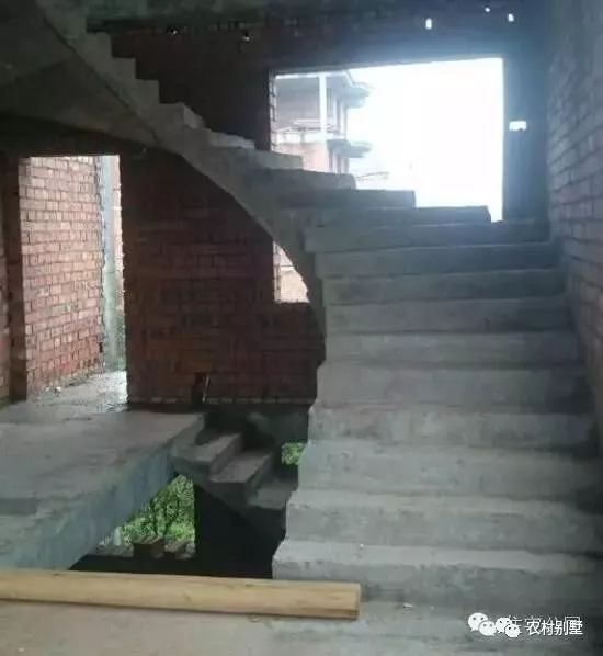 小伙回老家自建4層現代別墅，霸氣側漏，分享施工日志