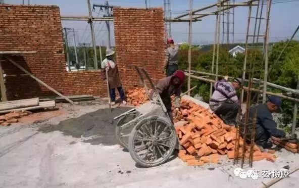 小伙回老家自建4層現代別墅，霸氣側漏，分享施工日志