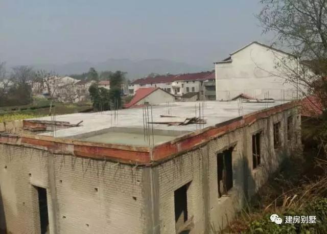 三層的兄弟雙拼自建房，主體花了30來萬。