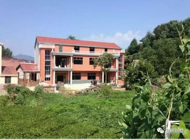 三層的兄弟雙拼自建房，主體花了30來萬。