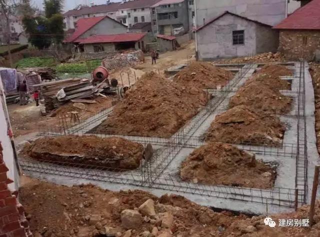 三層的兄弟雙拼自建房，主體花了30來萬。