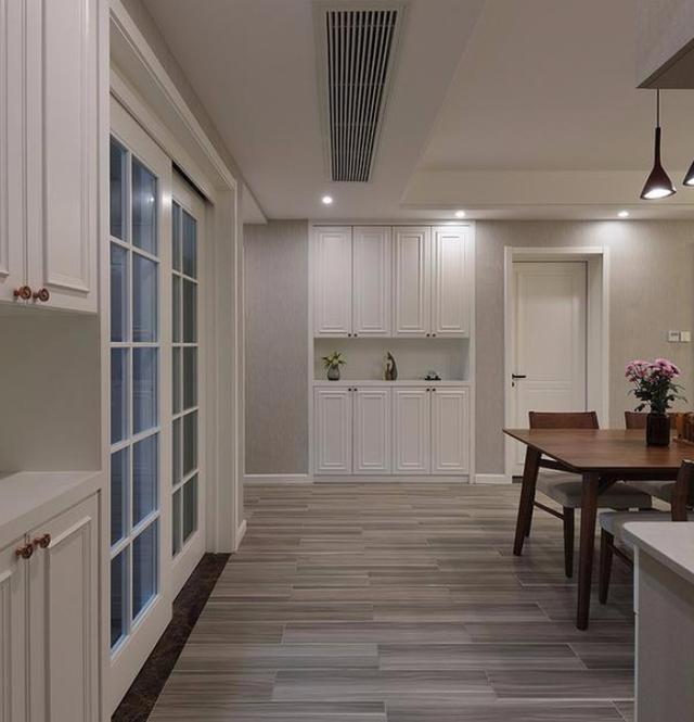 120平的新房終于裝修完了，尤其是客廳的分子吊燈特別亮眼。