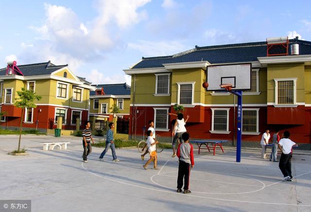 帶雙車庫(kù)的農(nóng)村自建二層別墅設(shè)計(jì)圖，寬敞實(shí)用，真不錯(cuò)！