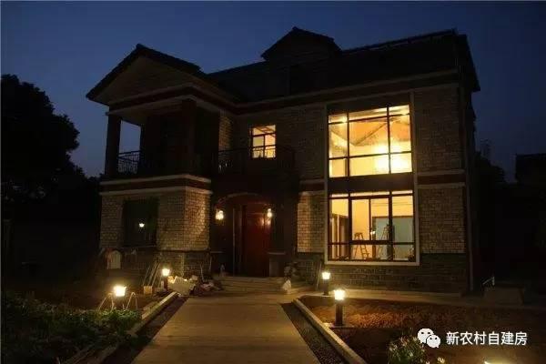 13.5米×14.3米三層復式別墅設計圖，設計美觀大氣，帶大露臺，造價35萬。