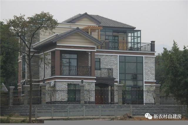 13.5米×14.3米三層復式別墅設計圖，設計美觀大氣，帶大露臺，造價35萬。