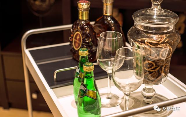 這棟別墅主要是以居住為準，開間12米，進深10米，自己住，住的舒適才好