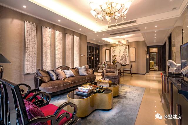 這棟別墅主要是以居住為準，開間12米，進深10米，自己住，住的舒適才好