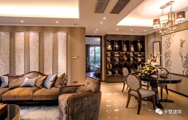 這棟別墅主要是以居住為準，開間12米，進深10米，自己住，住的舒適才好