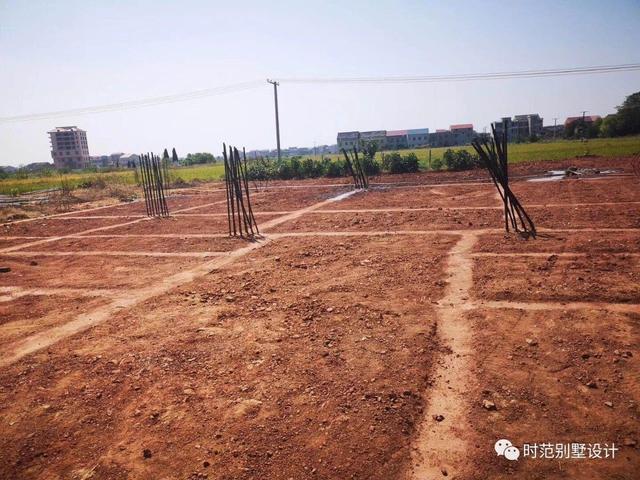 復式四層雙拼中式別墅，帶旋轉樓梯和露臺，是大家庭的最佳選擇