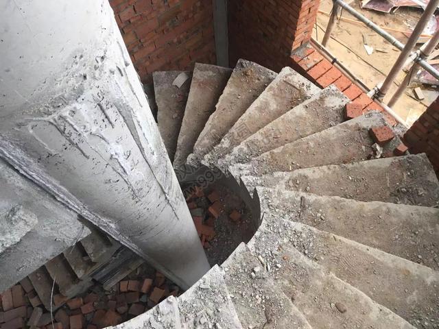 分享一棟雙拼別墅設計圖，村里的地標建筑。