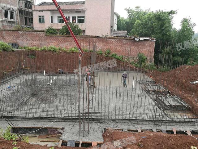 90后青年回家蓋三層別墅自建房，外觀漂亮，布局實用，村里人排著隊給介紹對象。