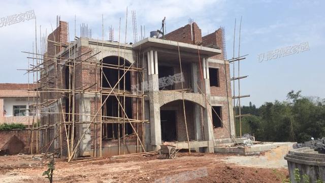 90后青年回家蓋三層別墅自建房，外觀漂亮，布局實用，村里人排著隊給介紹對象。