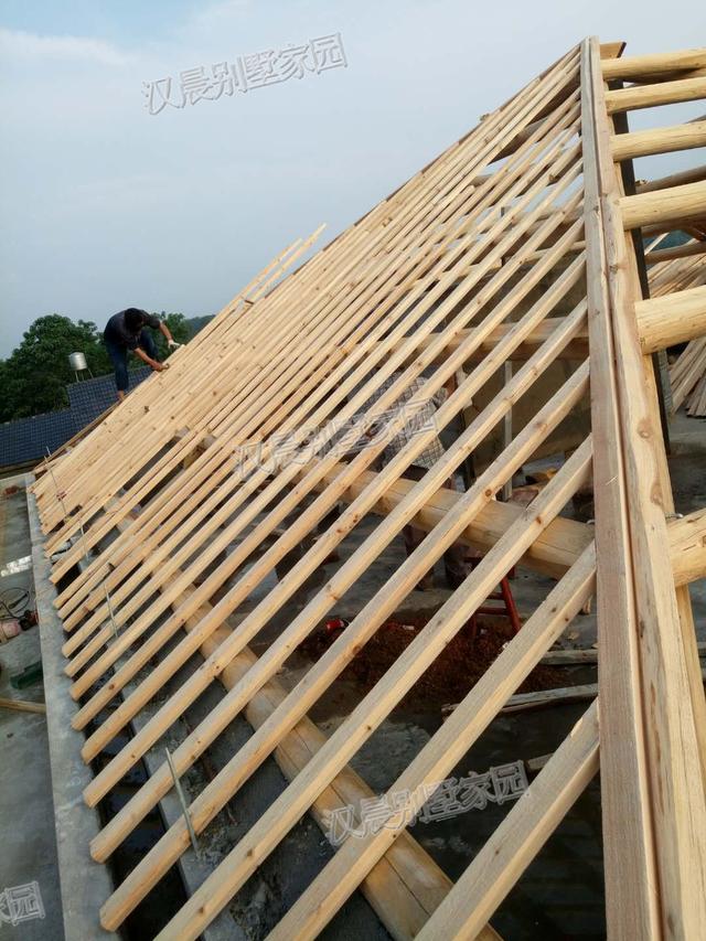 90后青年回家蓋三層別墅自建房，外觀漂亮，布局實用，村里人排著隊給介紹對象。