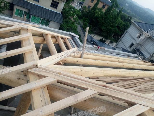 90后青年回家蓋三層別墅自建房，外觀漂亮，布局實用，村里人排著隊給介紹對象。