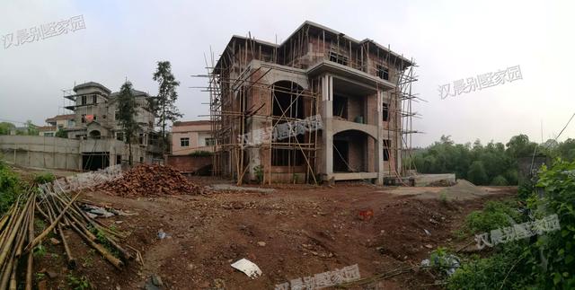 90后青年回家蓋三層別墅自建房，外觀漂亮，布局實用，村里人排著隊給介紹對象。