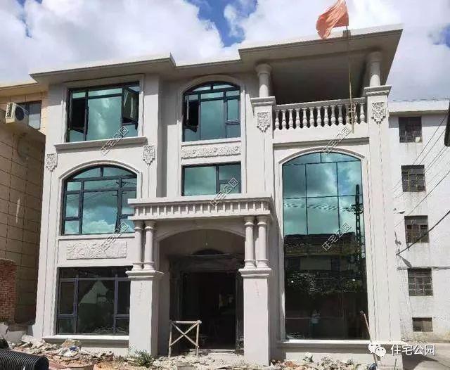 農村三層經典簡歐別墅設計圖，簡單大氣，新建起來的房子就是不一般，處處都透露著高級感。