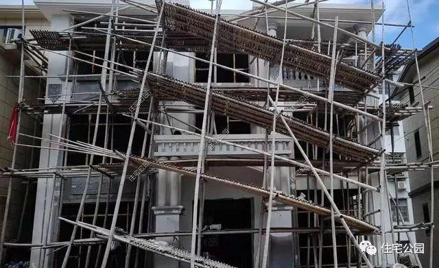 農村三層經典簡歐別墅設計圖，簡單大氣，新建起來的房子就是不一般，處處都透露著高級感。