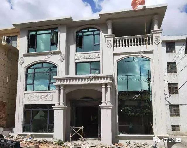 農村三層經典簡歐別墅設計圖，簡單大氣，新建起來的房子就是不一般，處處都透露著高級感。