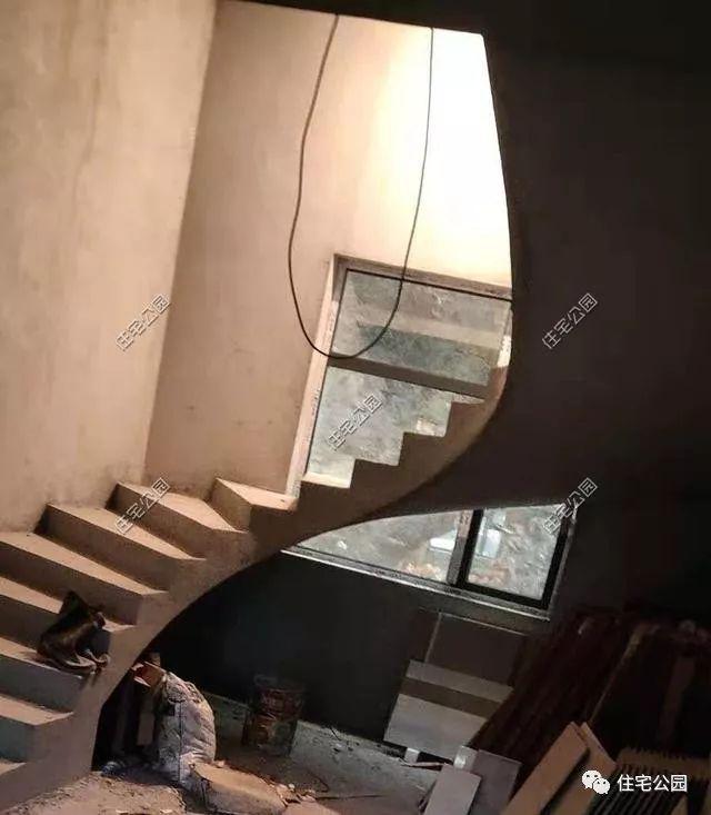 農村三層經典簡歐別墅設計圖，簡單大氣，新建起來的房子就是不一般，處處都透露著高級感。