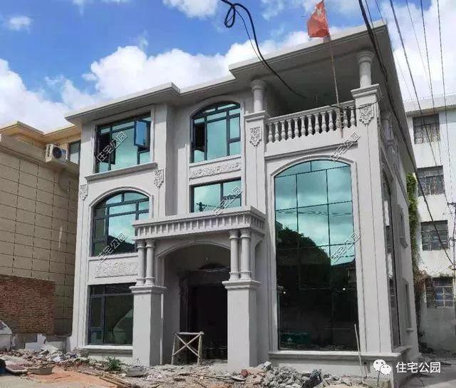 農村三層經典簡歐別墅設計圖，簡單大氣，新建起來的房子就是不一般，處處都透露著高級感。