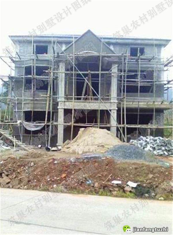 占地130平農村三層小洋樓，簡約大氣，帶多個臥室套房，功能齊全，居住舒適。