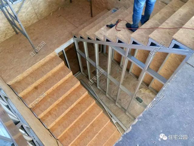 農村輕鋼住宅造價多少？這棟240平的房子只花了33萬，房主任先生很滿意