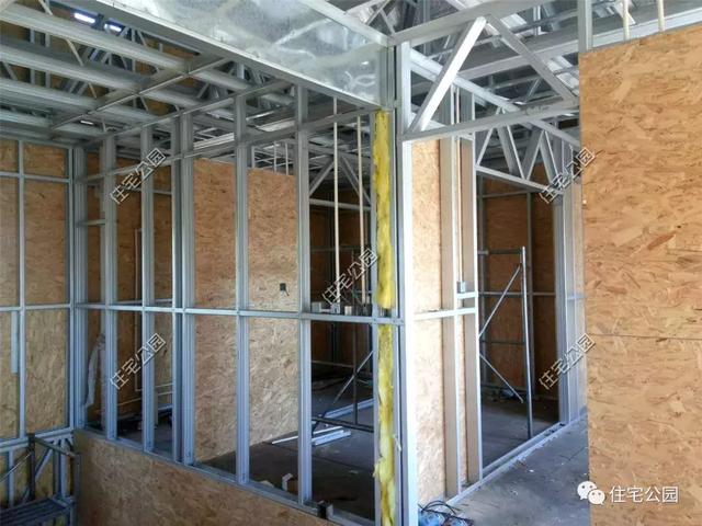 農村輕鋼住宅造價多少？這棟240平的房子只花了33萬，房主任先生很滿意